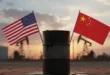 Bandera de Estados Unidos y China frente a un barril de petróleo