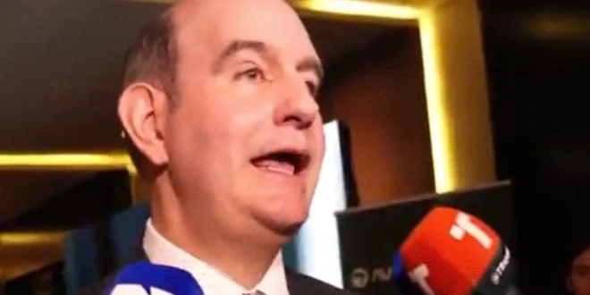 El ministro Felipe Chapman dando declaraciones a la prensa
