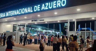 Visitantes recorriendo las instalaciones de la Feria Internacional de Azuero