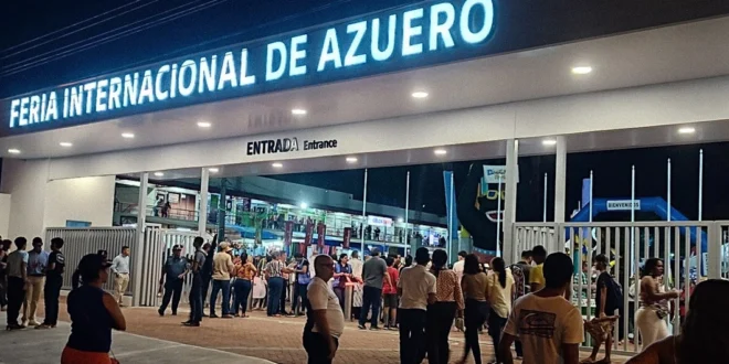 Visitantes recorriendo las instalaciones de la Feria Internacional de Azuero