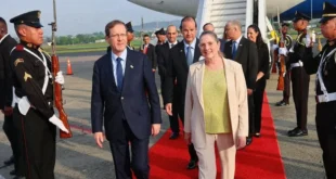 El presidente Isaac Herzog junto a autoridades panameñas durante su llegada al Aeropuerto de Tocumen.
