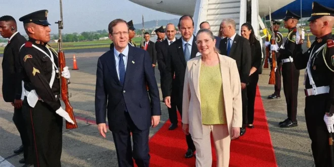 El presidente Isaac Herzog junto a autoridades panameñas durante su llegada al Aeropuerto de Tocumen.