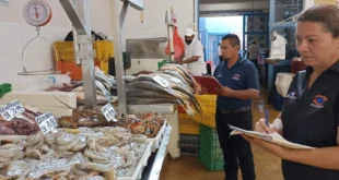 Señalización de precios en un supermercado en Panamá
