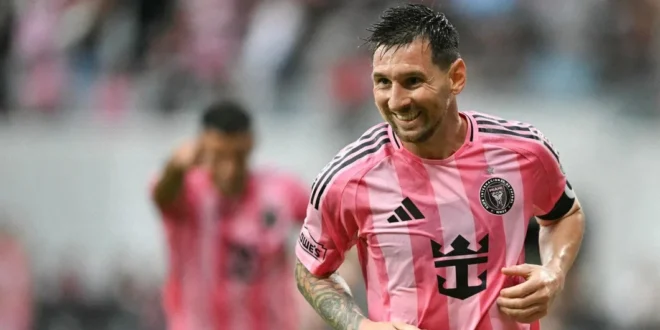Lionel Messi celebrando un gol con la camiseta del Inter Miami en el estadio