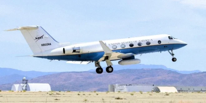 Aeronave Gulfstream C-20A de la NASA en pista de aterrizaje