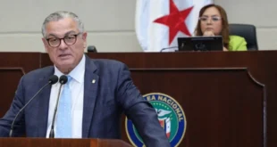 Contralor Anel Bolo Flores durante un pronunciamiento en la Asamblea Nacional