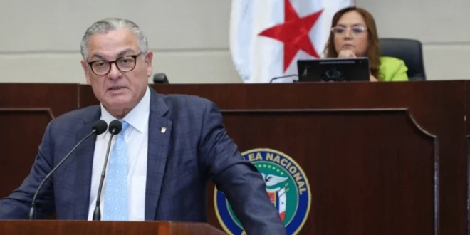 Contralor Anel Bolo Flores durante un pronunciamiento en la Asamblea Nacional