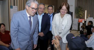 Ministro de Salud, Dr. Fernando Boyd, recorriendo las instalaciones de la nueva Sala de Cuidados Paliativos en Panamá