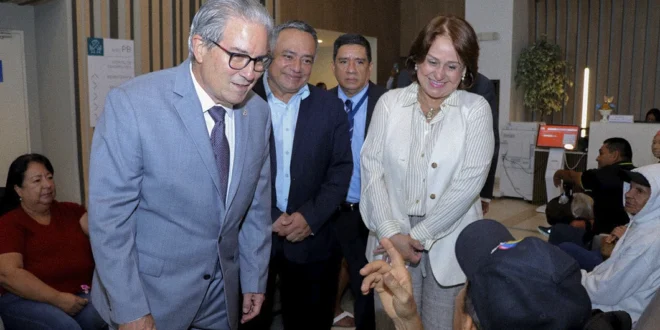 Ministro de Salud, Dr. Fernando Boyd, recorriendo las instalaciones de la nueva Sala de Cuidados Paliativos en Panamá
