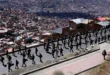 Efectivos de la policía y militares bolivianos en una carretera durante la operación de desbloqueo.
