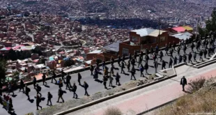 Efectivos de la policía y militares bolivianos en una carretera durante la operación de desbloqueo.