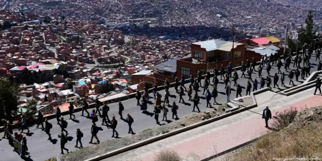 Efectivos de la policía y militares bolivianos en una carretera durante la operación de desbloqueo.