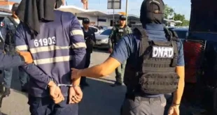 Agentes de la Policía Nacional durante operativo en terminal portuaria