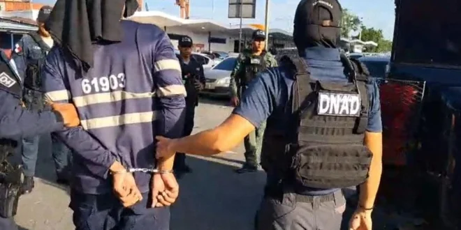 Agentes de la Policía Nacional durante operativo en terminal portuaria
