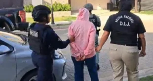 Agentes de la Policía Nacional durante el operativo de captura por fraude corporativo