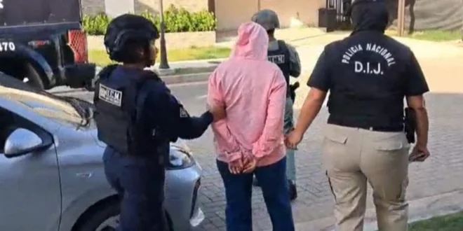 Agentes de la Policía Nacional durante el operativo de captura por fraude corporativo