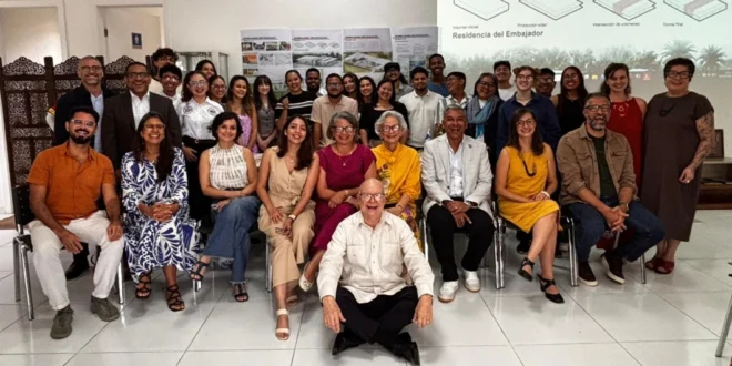 Estudiantes panameños y brasileños trabajando en el diseño arquitectónico de la residencia diplomática de Panamá en Brasilia