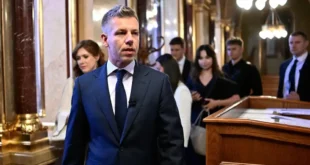 Péter Magyar durante su juramento como nuevo primer ministro de Hungría en el Parlamento.