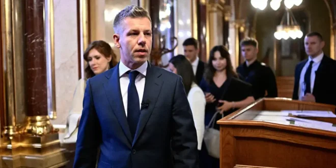 Péter Magyar durante su juramento como nuevo primer ministro de Hungría en el Parlamento.