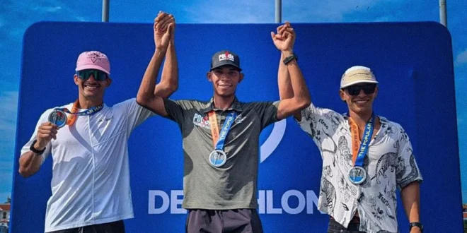 Luis Alvarado de la Policía Municipal de la Alcaldía de Panamá en el podio de la Media Maratón