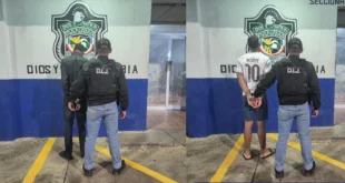 Agentes de la Policía Nacional durante un operativo de allanamiento en la provincia de Colón.