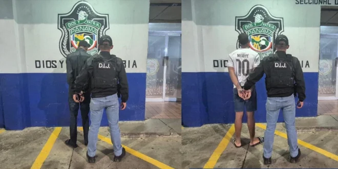 Agentes de la Policía Nacional durante un operativo de allanamiento en la provincia de Colón.