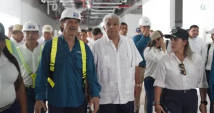El presidente Mulino junto a ingenieros inspeccionando la construcción del Hospital de Metetí en Darién