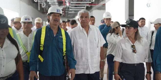 El presidente Mulino junto a ingenieros inspeccionando la construcción del Hospital de Metetí en Darién