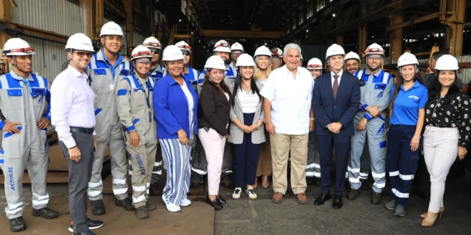 El Presidente Mulino durante su recorrido por las instalaciones de Astilleros Puerto de Balboa