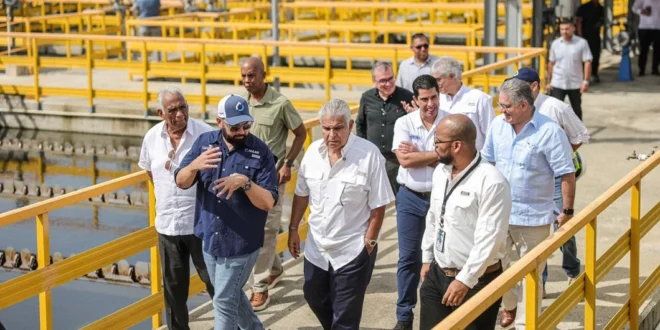 El Presidente Mulino inspeccionando los trabajos en la planta potabilizadora de Sabanitas