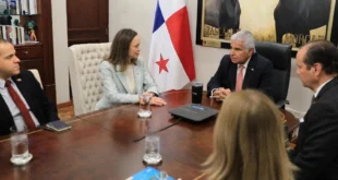 El presidente panameño José Raúl Mulino junto a la líder opositora venezolana María Corina Machado en la Presidencia de Panamá