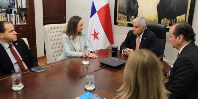 El presidente panameño José Raúl Mulino junto a la líder opositora venezolana María Corina Machado en la Presidencia de Panamá