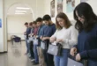 Alumnos guardando sus celulares en bolsas de seguridad Yondr antes de entrar a clase