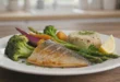 Plato equilibrado con pescado azul y vegetales para una cena saludable