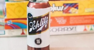 Lata clásica de cerveza Schlitz Premium con su logotipo rojo y dorado.