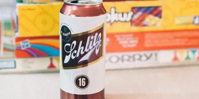 Lata clásica de cerveza Schlitz Premium con su logotipo rojo y dorado.