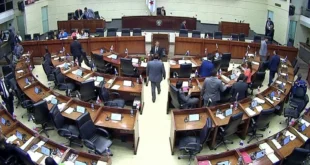 Diputados en el hemiciclo de la Asamblea Nacional de Panamá durante una sesión