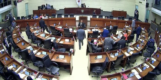 Diputados en el hemiciclo de la Asamblea Nacional de Panamá durante una sesión