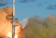 Cohete Starship V3 de SpaceX elevándose en la plataforma de lanzamiento de Starbase