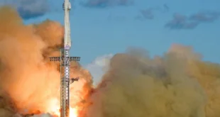 Cohete Starship V3 de SpaceX elevándose en la plataforma de lanzamiento de Starbase