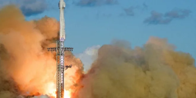 Cohete Starship V3 de SpaceX elevándose en la plataforma de lanzamiento de Starbase