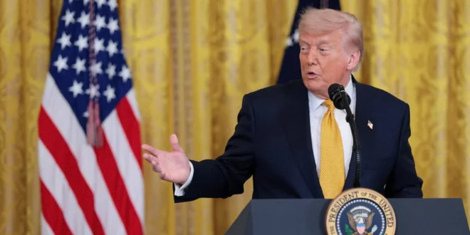 Donald Trump en la Casa Blanca discutiendo temas de política exterior