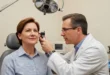 Médico realizando examen auditivo a paciente con tinnitus
