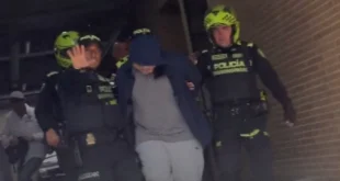 Operativo de la Policía Nacional de Colombia frente a edificio residencial en el norte de Bogotá