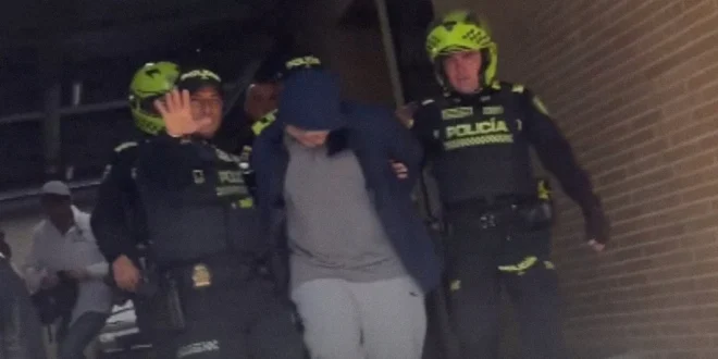 Operativo de la Policía Nacional de Colombia frente a edificio residencial en el norte de Bogotá