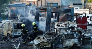 Edificio residencial dañado en Kiev tras el ataque con misiles rusos en Ucrania.