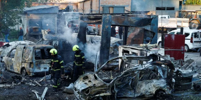 Edificio residencial dañado en Kiev tras el ataque con misiles rusos en Ucrania.