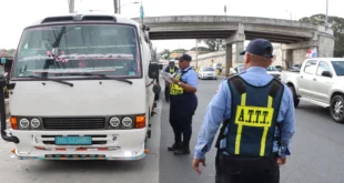 Inspector de la ATTT supervisando el tráfico vehicular en Panamá.