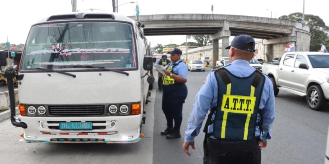 Inspector de la ATTT supervisando el tráfico vehicular en Panamá.