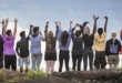 Estudiantes internacionales de becas UWC compartiendo en un campus universitario multicultural